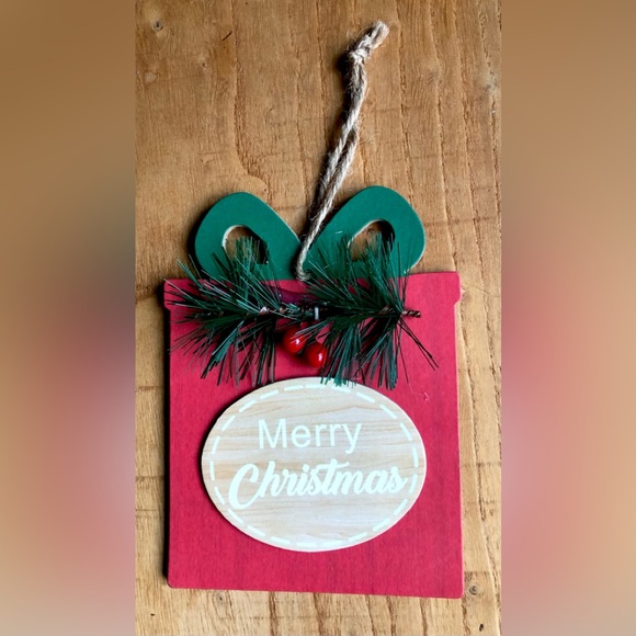 Merry Christmas Gifts Red Green w/ Bows Pine Berries Ornament Set 3 NWOT Rustic - Picture 2 of 2